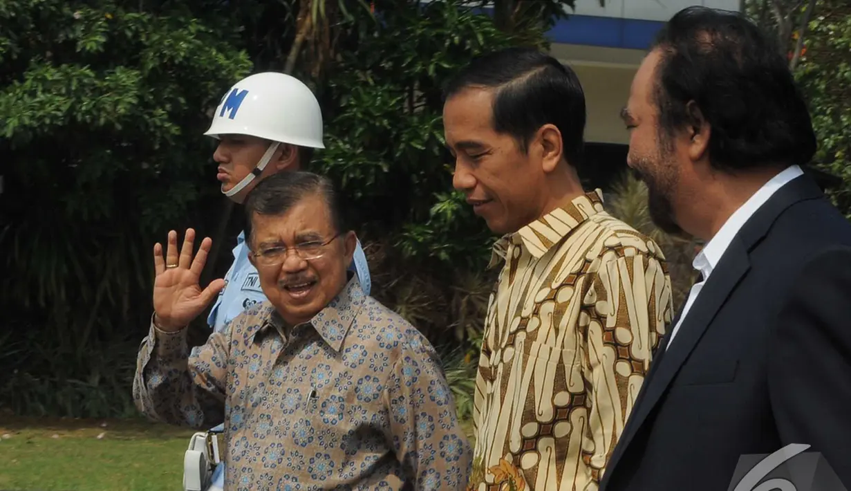 Wapres Jusuf Kalla mengantarkan Presiden Jokowi menaiki pesawat Kepresidenan, Bandara Halim Perdanakusuma, Jakarta, Sabtu (9/11/2014) (Liputan6.com/Herman Zakharia) 