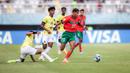 <p>Pemain Timnas Maroko U-17, Mohamed Amine Katiba (kanan) menggiring bola melewati dua pemain Timnas Ekuador U-17 pada laga kedua Grup A Piala Dunia U-17 2023 di Stadion Gelora Bung Tomo (GBT), Surabaya, Senin (13/11/2023). (Bola.com/Bagaskara Lazuardi)</p>