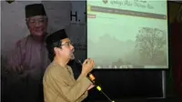 Ketua Majelis Kerapatan Adat Lembaga Adat Melayu Riau Al Azhar ketika membedah karya Tenas Effendy. (Liputan6.com/M Syukur)