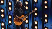 Penyanyi-penulis lagu asal Amerika Serikat, Tracy Chapman, tampil di atas panggung dalam acara Penghargaan Grammy Tahunan ke-66 di Crypto.com Arena, Los Angeles, 4 Februari 2024. (Valerie Macon/AFP)