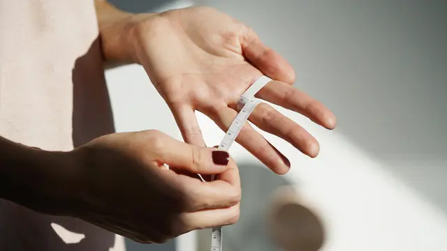 Gunakan pita pengukur yang bisa digunakan untuk ukuran baju/dok. nura.design