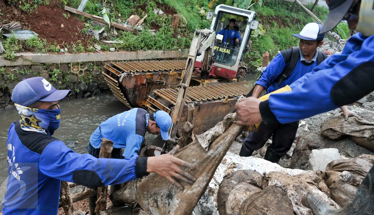 Petugas Tata Air menambal turap dengan karung berisi tanah di Kalibaru, Desa Putra, Jakarta Selatan, Rabu (22/3). Sudin Tata Air Jakarta Selatan perbaiki turap Kalibaru yang longsor dan alami pendangkalan. (Liputan6.com/Yoppy Renato)