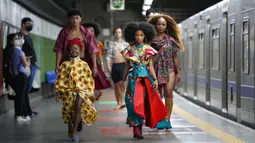 Model mengenakan pakaian yang dirancang oleh siswa dari komunitas Afro-Brasil jelang Hari Kesadaran Kulit Hitam dalam stasiun kereta bawah tanah di Sao Paulo, Brasil, 19 November 2021. Hari Kesadaran Kulit Hitam diperingati setiap tahun pada 20 November. (AP Photo/Andre Penner)