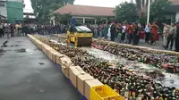 Pemusnahan miras di Bekasi (Liputan6.com/ Fernando Purba)