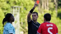 Wasit Luca Zufferli memberikan kartu merah kepada pemain Portugal, Rafael Leao, kiri, dan pemain Chile, Ivan Roman, selama pertandingan persahabatan internasional antara Portugal dan Chile di Oeiras, di luar Lisbon, Sabtu, 6 Juni 2026. (AP Photo/Armando Franca)