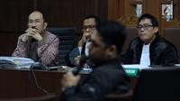 Terdakwa kasus merintangi penyidikan dugaan korupsi e-KTP, Fredrich Yunadi (kiri) menymak keterangan stafnya pada sidang lanjutan di Pengadilan Tipikor, Jakarta, Kamis (12/4). Sidang mendengar keterangan saksi. (Liputan6.com/Helmi Fithriansyah)