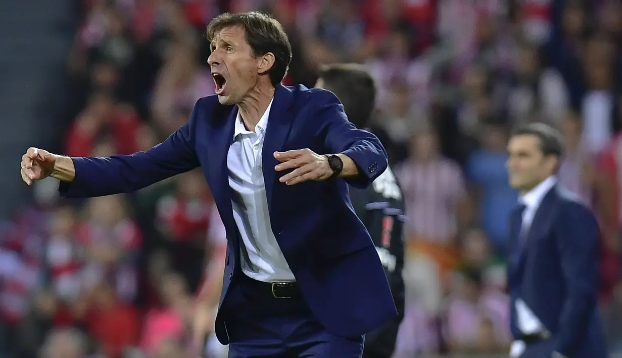 Ekspresi pelatih Athletic Bilbao, Kuko Ziganda memberikan arahan kepada timnya saat melawan Barcelona pada lanjutan La Liga Santander di San Mames stadium, Bilbao, (28/102017). Barcelona menang 2-0. (AP/Alvaro Barrientos)