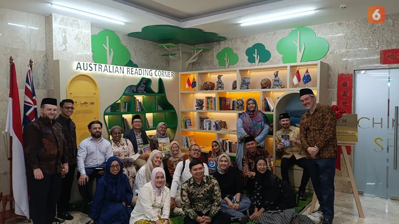 Para delegasi AIMEP berfoto bersama di Mesjid Istiqlal, Jakarta, Jumat (19/9/2025)