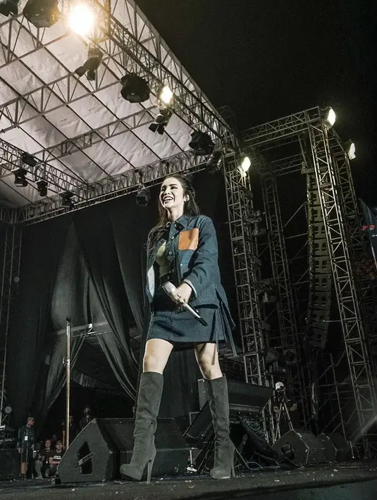 Aksi panggung Momo Geisha di Bandung ini pun mencuri perhatian banyak netizen. Bahkan, tak sedikit pula netizen yang berharap jika dirinya bisa kembali ke dunia musik seperti sedia kala. (Liputan6.com/IG/@therealmomogeisha)