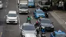 Pengendara sepeda motor melintasi Jalan MH Thamrin, Jakarta, Kamis (11/1). Kebijakan ganjil genap akan diberlakukan untuk menggantikan larangan melintas sepeda motor yang telah dicabut di Jalan MH Thamrin. (Liputan6.com/Faizal Fanani)