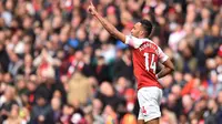 Striker Arsenal, Pierre-Emerick Aubameyang, merayakan gol yang dicetaknya ke gawang Brighton pada laga Premier League di Stadion Emirates, London, Minggu (5/5) Kedua klub bermain imbang 1-1. (AFP/Glyn Kirk)