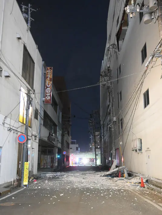 Dinding bangunan yang runtuh setelah gempa bumi di Fukushima, Jepang (17/3/2022). Gempa kuat Magnitudo 7,3 mengguncang lepas pantai Fukushima di Jepang utara pada hari Rabu (16/3), memicu peringatan tsunami. (AFP/STR/Jiji Press)