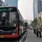 Bus Transjakarta melintas di dekat halte MRT Dukuh Atas, Jakarta, Rabu (12/6/2019). PT Transjakarta mencatat adanya peningkatan penumpang setelah Moda Raya Terpadu (MRT) beroperasi. (merdeka.com/Iqbal S. Nugroho)