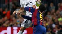 Bek PSG, David Luiz berusaha menghalau penyerang Barcelona Luis Suarez di leg kedua 8 besar Liga Champions di Stadion Nou Camp, Spanyol, Rabu (22/4/2015). Barcelona menang 2-0 atas Paris Saint Germain. (Reuters/Paul Hanna)