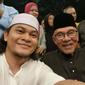 Paranormal Mbah Mijan berfoto bersama Perdana Menteri (PM) Malaysia Anwar Ibrahim (https://www.instagram.com/p/ClWQ2oHPm2y/)