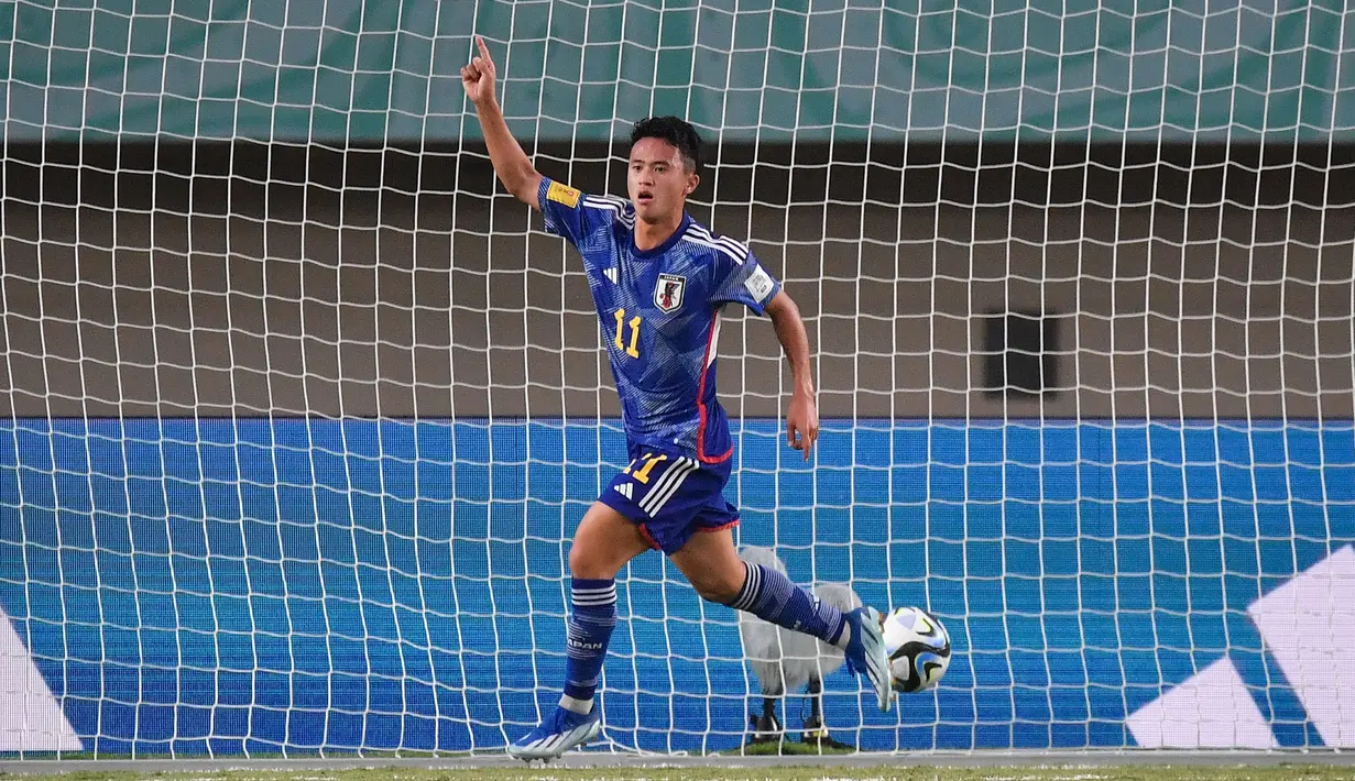 Pemain timnas Jepang U-17, Rento Takaoka melakukan selebrasi setelah mencetak gol ke gawang Senegal dalam pertandingan Grup D Piala Dunia U-17 di Stadion Si Jalak Harupat, Bandung, Jawa Barat, Jumat 17 November 2023. (Doc. LOC WCU17/SBN)