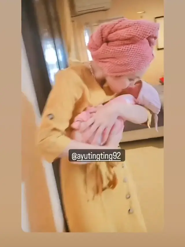 Ayu Ting Ting momong Razeta Sumehra Fachrizal, anak pertama Asyifa Nuraini (Foto: IG @ayutingting92)