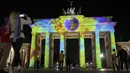 Gerbang Brandenburg diterangi pada malam pembukaan resmi Festival Cahaya di Berlin, Jerman, Kamis (2/9/2021). Landmark dan bangunan paling terkenal di Berlin akan bersinar dan berkilau dengan berbagai warna dan jenis cahaya serta proyeksi dan kembang api saat Festival Cahaya. (AP Photo/Michael Sohn)