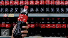Konsumen menunjukkan kemasan botol Coca cola di Gandaria City, Jakarta, Senin (10/8/2015). Coca cola menempatkan nama populer di Indonesia pada kemasannya yang merupakan bentuk kampanye global 'Share A Coke'. (Liputan6.com/JohanTallo)