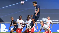 Bek Paris Saint-Germain (PSG), Marquinhos mencetak gol pertama untuk timnya  ke gawang RB Leipzig pada partai semifinal Liga Champions di Estadio da Luz, Lisbon, Selasa (18/8/2020). PSG melaju ke final Liga Champions setelah mengandaskan Leipzig  3-0.  (David Ramos/Pool Photo via AP)