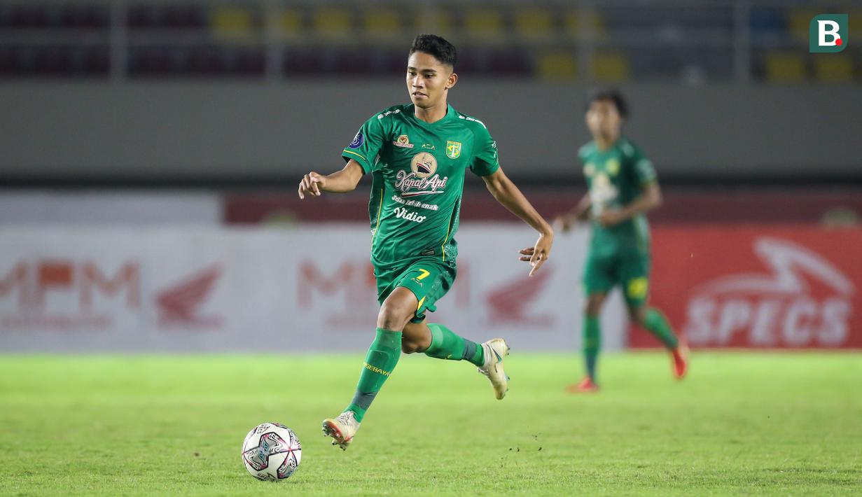 Bajul Ijo keluar sebagai tim yang unggul dulu dengan mencetak gol di menit ke-27 berkat tendangan keras Marselino ke gawang Barito Putera. (Bola.com/Bagaskara Lazuardi)