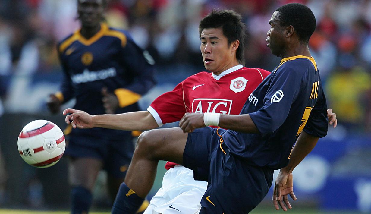 Dong Fangzhuo. Striker Cina yang kini berusia 37 tahun dan telah pensiun pada Januari 2016 bersama HB Zhongji ini pernah menjadi bagian dari Manchester United saat didatangkan dari Dalian Shide pada pertengahan musim 2003/2004 dengan nilai transfer 725 ribu euro. (AFP/Alexander Joe)