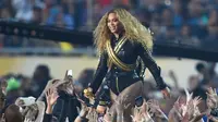 Penyanyi Beyonce tampil pada halftime show Super Bowl 50 yang dihelat di Levi’s Stadium di Santa Clara, California, Minggu (7/2). (Robert Hanashiro-USA TODAY Sports)