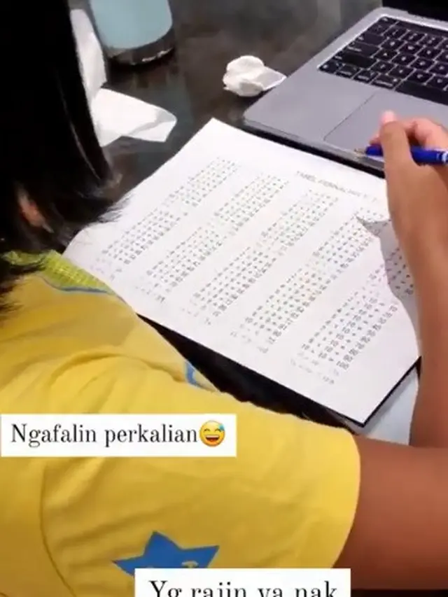 Dian Sastrowardoyo mendampingi kedua anaknya kembali sekolah usai libur lebaran. (Foto: Instagram Stories @therealdisastr)