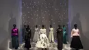 Mengikuti irama skenografis, pameran ini dirancang khusus untuk Qatar dan dikuratori oleh Olivier Gabet. Diselingi oleh gaun haute couture yang menawan dan karya dari Musee des Arts Decoratifs di Paris.