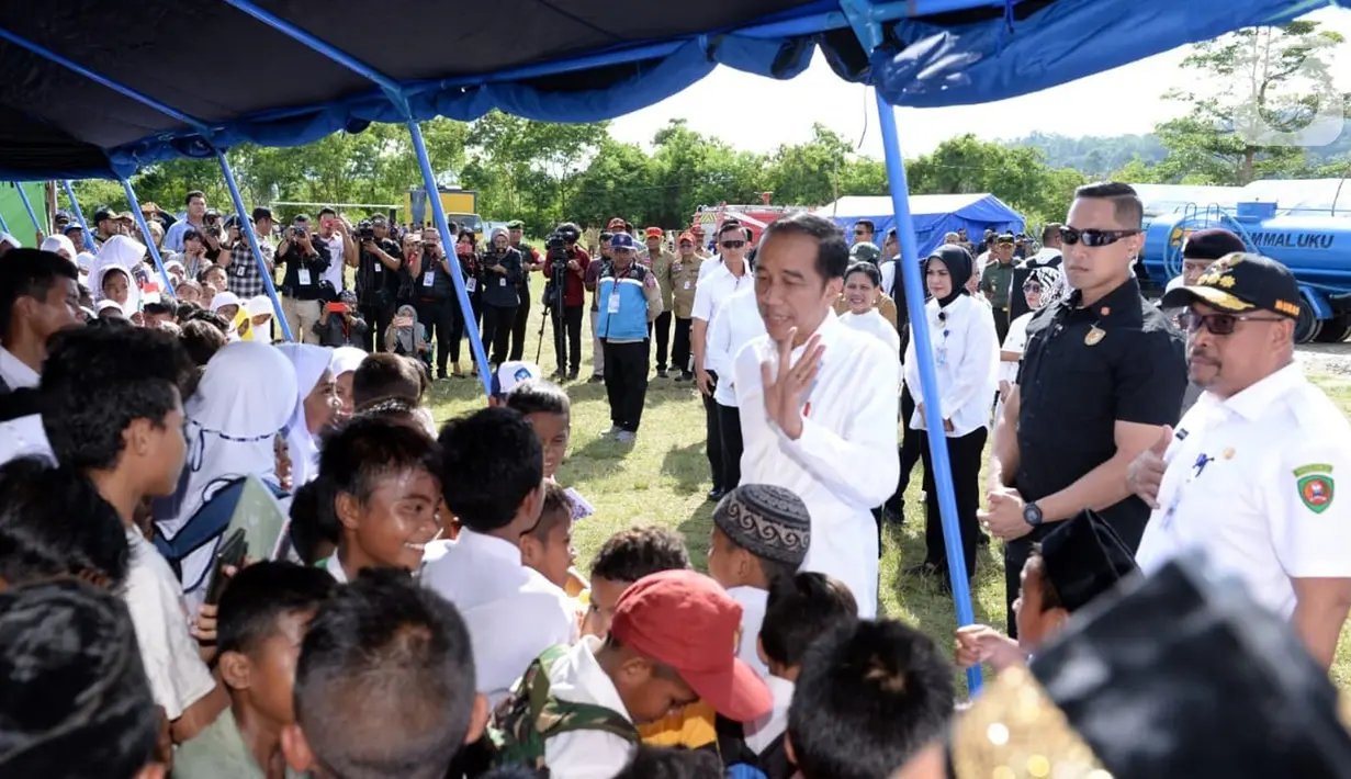 Presiden Joko Widodo menyapa anak-anak pengungsi korban gempa di Universitas Darussalam, Kecamatan Tulehu, Kabupaten Maluku Tengah (29/10/2019). Menurut Kepala BNPB Doni Monardo, ada sekitar 12.137 unit rumah yang rusak akibat gempa Maluku.  (Liputan6.com/Biro Pers)