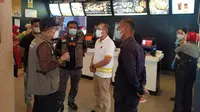 Perwakilan Pemerintah Kota Pekanbaru menyampaikan penutupan McDonald's karena kerumunan BTS Meal. (Liputan6.com/M Syukur)