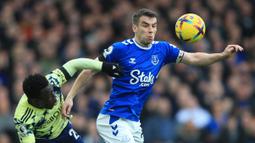 Seamus Coleman menjadi kapten Everton sejak awal musim 2020/2021. Kala itu, Coleman menggantikan jabatan dari Leighton Baines yang pensiun. Ia juga dipercaya sebagai kapten di Timnas Irlandia. Pemain yang berposisi sebagai bek kanan tersebut terpilih memegang jabatan kapten utama pada laga Kualifikasi Piala Dunia 2018. (AFP/Lindsey Parnaby)