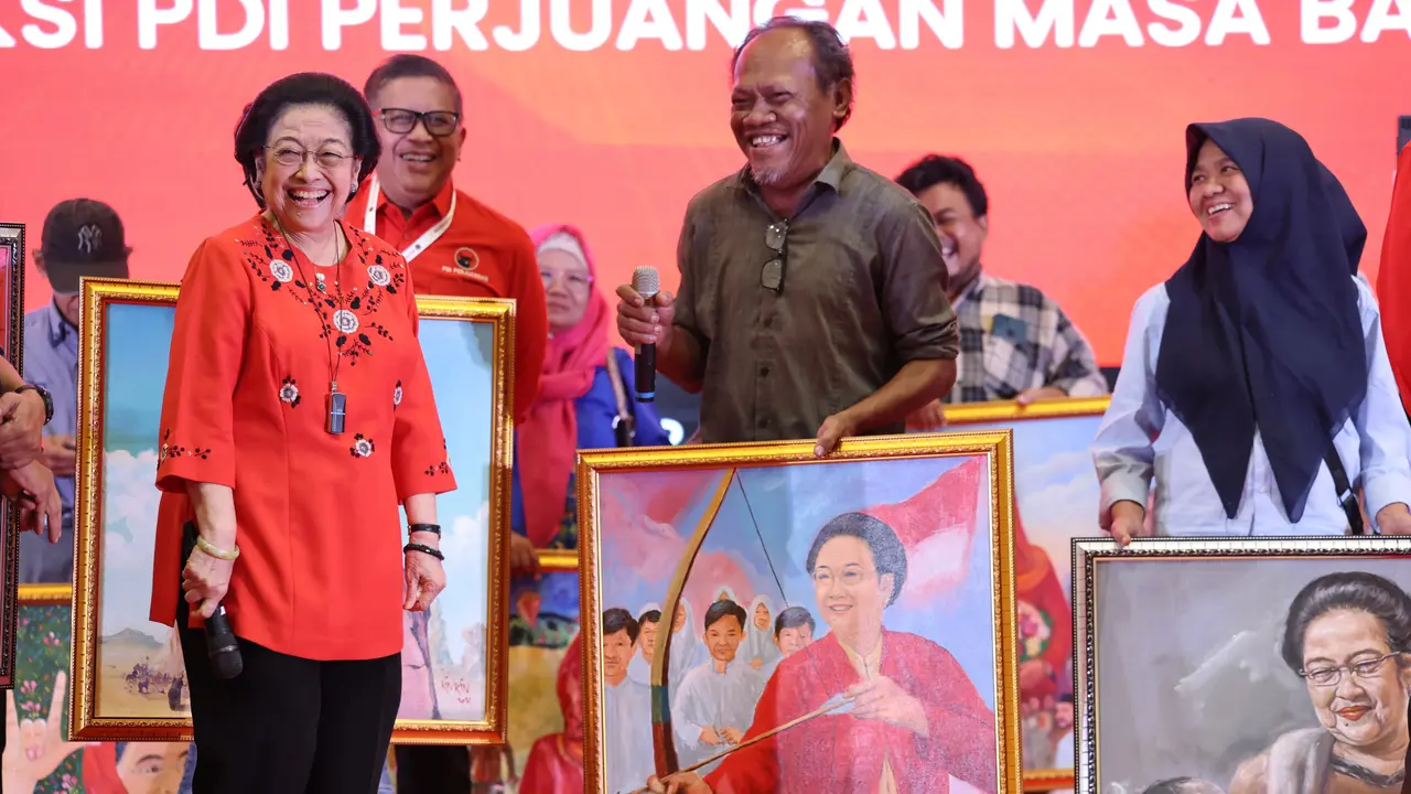 Ketua Umum PDI Perjuangan (PDIP) Megawati Soekarnoputri mendapat sejumlah lukisan berwajah dirinya saat menghadiri bimbingan teknis (bimtek) kepada anggota legislatif PDIP di Jiexpo Kemayoran, Jakarta Pusat, Jumat (24/1/2025). (Foto: DPP PDIP)