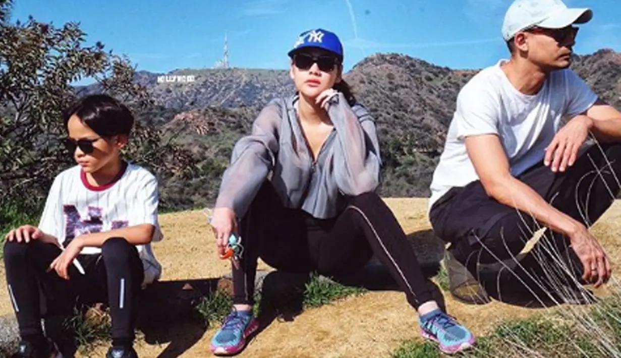 Tampil dengan outfit sporty, BCL dan keluarga terlihat sangat kompak. (Liputan6.com/IG/bclsinclair)
