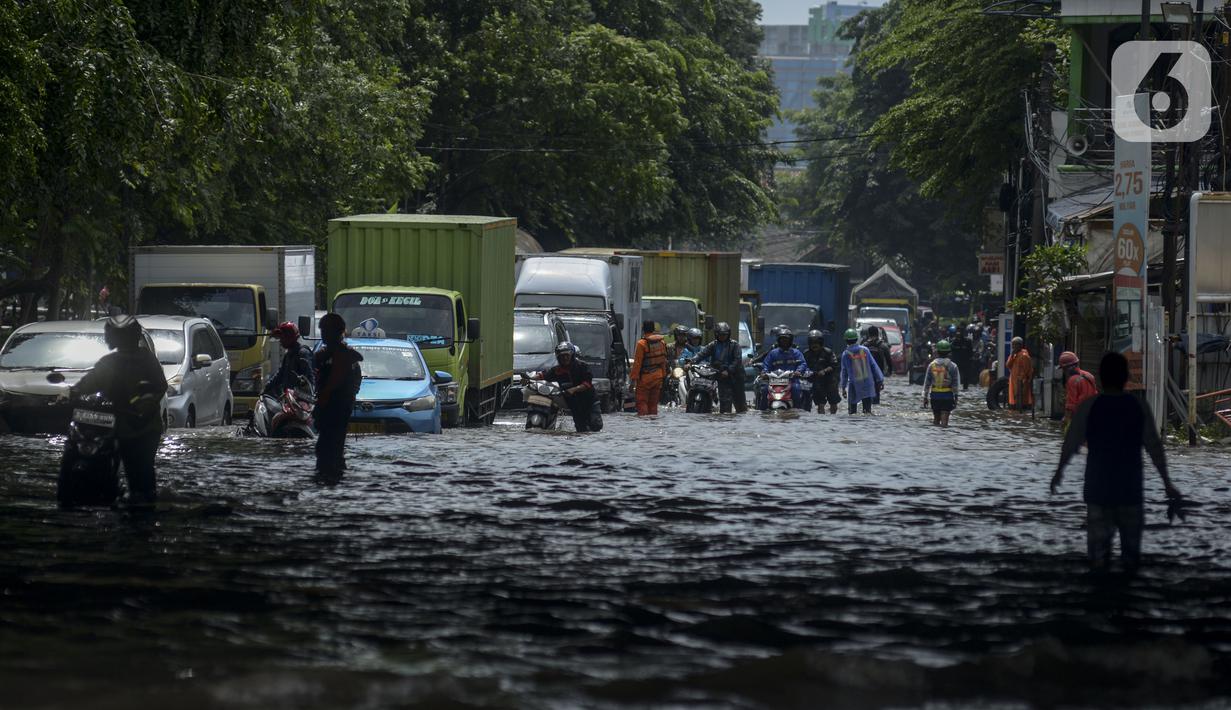 Sejumlah kendaraan melintasi banjir di Jalan Husein Nastranegara Perapatan Rawa Bokor,Tangerang, Sabtu (1/2/2020). Hujan deras yang mengguyur sejak Jumat (31/1) malam menyebabkan sejumlah kawasan di Tangerang terandam air. (merdeka.com/Imam Buhori)