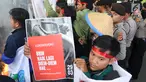 Seorang mahasiswa yang tergabung dalam Kesatuan Aksi Mahasiswa Muslim Indonesia (KAMMI) Bogor menunjukkan poster saat melakukan aksi di Jalan Ir. H.Djuanda, Bogor (29/03). Dalam akisnya mereka menolak harga kenaikan BBM. (Merdeka.com/Arie Basuki)
