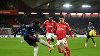 Bek Arsenal, Noni Madueke, mengirimkan umpan silang melewati gelandang Nottingham Forest, Nicolás Domínguez, dalam pertandingan Liga  Inggris antara Nottingham Forest dan Arsenal di The City Ground, Nottingham, Inggris bagian tengah, pada 17 Januari 2026. (AFP/Justin Talis)