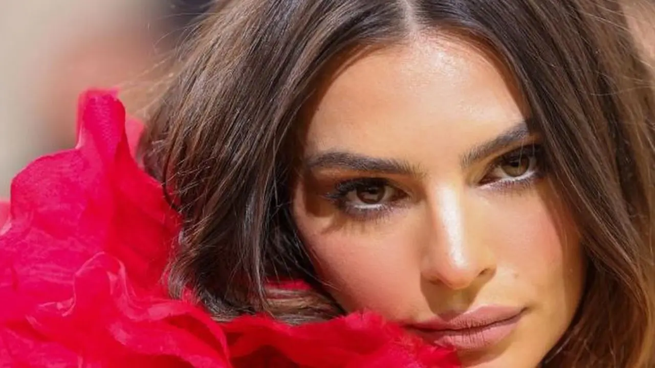 Potret Emily Ratajkowski, Model yang Dikabarkan Kencan dengan Pete Davidson