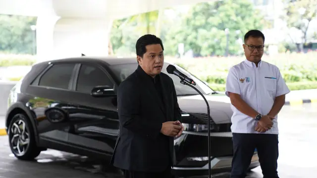 Menteri BUMN Erick Thohir mewajibkan seluruh eselon I dan eselon 2 Kementerian BUMN menggunakan mobil listrik. Tujuannya, tak lain sebagai upaya untuk menghemat bahan bakar minyak (BBM). (Dok Kementerian BUMN)