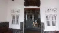 Pengunjung Museum Cokelat di Jalan Tugu Gentong Sribitan, Kabupaten Bantul, DIY, dapat mengetahui sejarah cokelat. (Liputan6.com/Yanuar H)