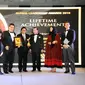 Wakil Ketua MPR Oesman Sapta Odang memperoleh penghargaan Lifetime Achievement dalam Global Leadership Awards 2016 di Legian, Denpasar, Bali, Sabtu (23/4/2016). (Humas MPR/Teddy B)