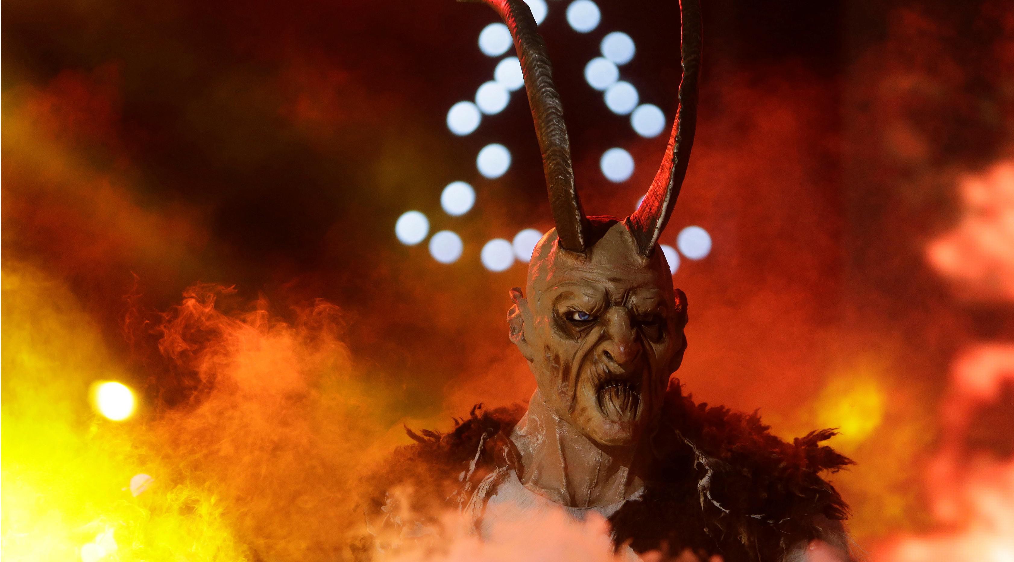 Seorang peserta mengenakan kostum setan bertanduk saat perayaan Krampus, di kota Bohemian selatan Kaplice, Republik Ceko (10/12). Krampus adalah sosok Santa Klaus jahat dan berkebalikan dari Santa Klaus baik. (Reuters/David W Cerny)