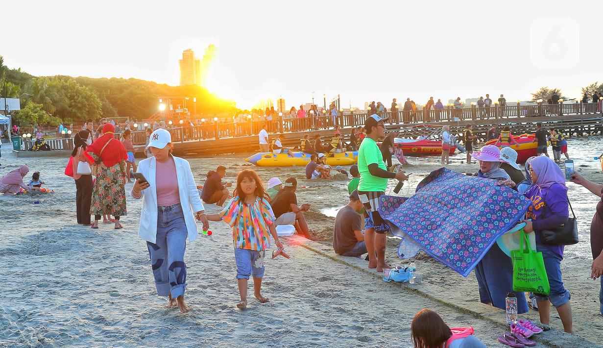<p>Wisatawan menikmati liburan di pantai di kawasan Ancol, Jakarta, Minggu (8/1/2023). Saat ini kinerja sektor pariwisata dan ekonomi kreatif pada 2023 dihadapkan dengan target yang cukup tinggi. Kunjungan wisman diharapkan mencapai angka 7,4 juta dan wisatawan nusantara mencapai 1,2-1,4 miliar pergerakan. (Liputan6.com/Angga Yuniar)</p>