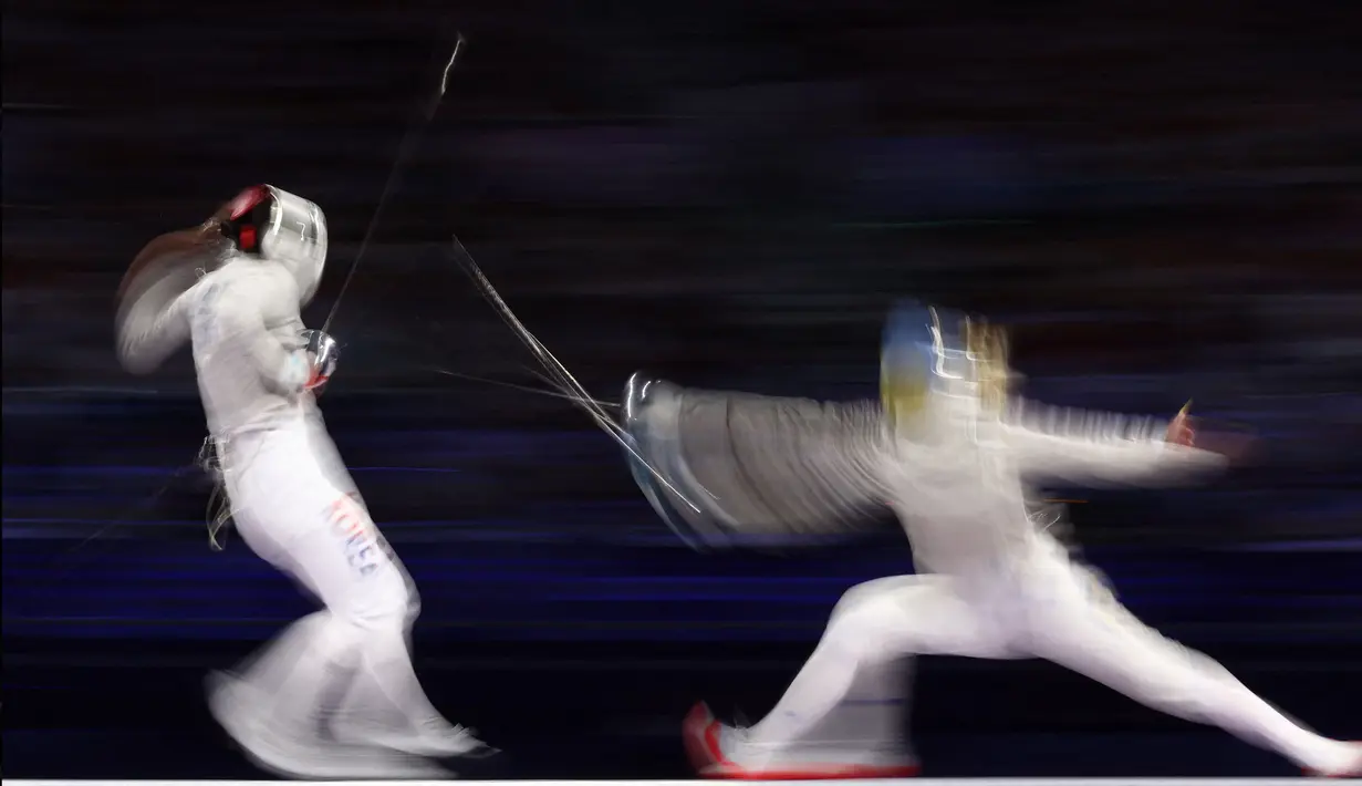 Jeon Eun-hye dari Korea Selatan (kiri) saat bertanding melawan Olga Kharlan (Ukraina) dalam perebutan medali emas tim pedang beregu putri antara Korea Selatan dan Ukraina dalam Olimpiade Paris 2024 di Grand Palais, Paris, pada 3 Agustus 2024. (Franck FIFE/AFP)
