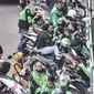 Pengemudi ojek online (ojol) memenuhi bahu jalan saat menunggu penumpang di kawasan Cililitan, Jakarta, Rabu (16/9/2020). Minimnya pengawasan membuat masih banyak pengemudi ojol yang berkerumun saat menunggu penumpang meski Pemprov DKI Jakarta telah melarangnya. (merdeka.com/Iqbal S. Nugroho)