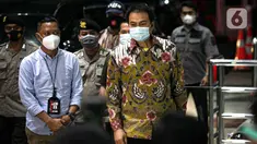 Wakil Ketua DPR RI Azis Syamsuddin tiba di Gedung KPK, Jakarta, Jumat (24/9/2021). Kehadiran Azis untuk menjalani pemeriksaan pertama terkait kasus dugaan suap penanganan perkara di Kabupaten Lampung Tengah. (Liputan6.com/Faizal Fanani)