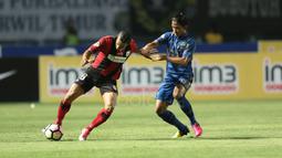 Pemain Muda Persib Bandung, Ahmad Basith (kanan) saat melawan Persipura Jayapura pada lanjutan Liga 1 2017 di Stadion GBLA, Bandung (7/5/2017). (Bola.com/Nicklas Hanoatubun)