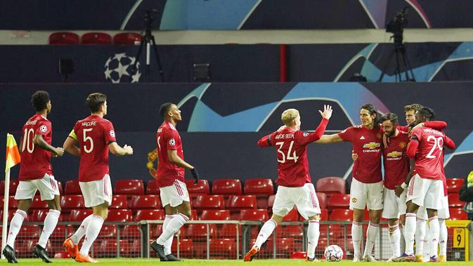 Para pemain Manchester United merayakan gol yang dicetak oleh Bruno Fernandes ke gawang Istanbul Basaksehir pada laga Liga Champions di Stadion Old Trafford, Rabu (25/11/2020). Setan Merah menang dengan skor 4-1. (AP/Dave Thompson)