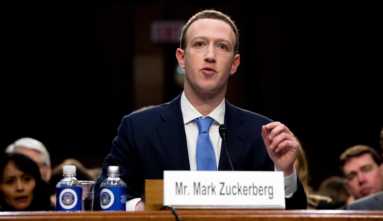 CEO Facebook Mark Zuckerberg memberikan kesaksian di hadapan Kongres dan Senat AS di Capitol Hill, Washington, Senin (10/4). Zuckerberg membuka sesi dengar pendapat di depan sejumlah senator dengan kalimat, "saya minta maaf." (AP Photo/Andrew Harnik)