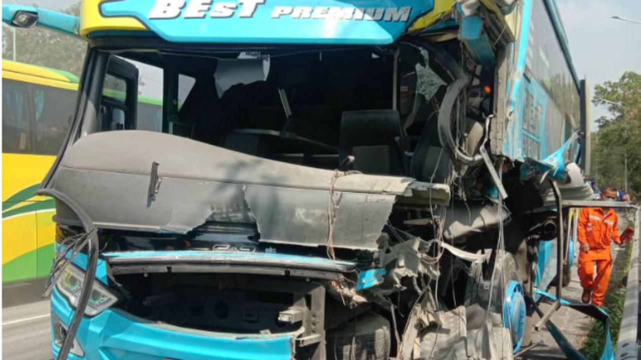 Sopir Ngantuk Bus Tabrak Truk di Tol Cipularang, 3 Orang Luka Berat
